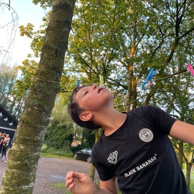 Activiteit spekhappen. Zwemkamp.